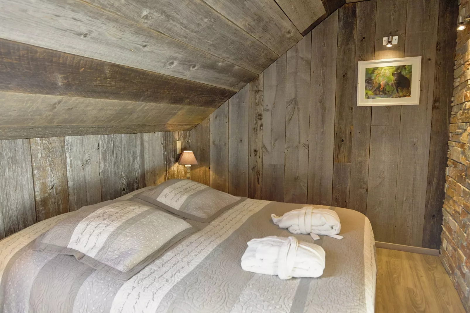 The Wood-Stone Cottage-Schlafzimmer