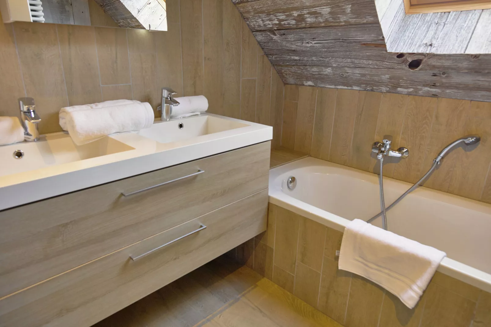 The Wood-Stone Cottage-Badezimmer