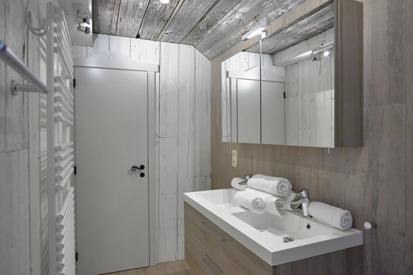The Wood-Stone Cottage-Badezimmer