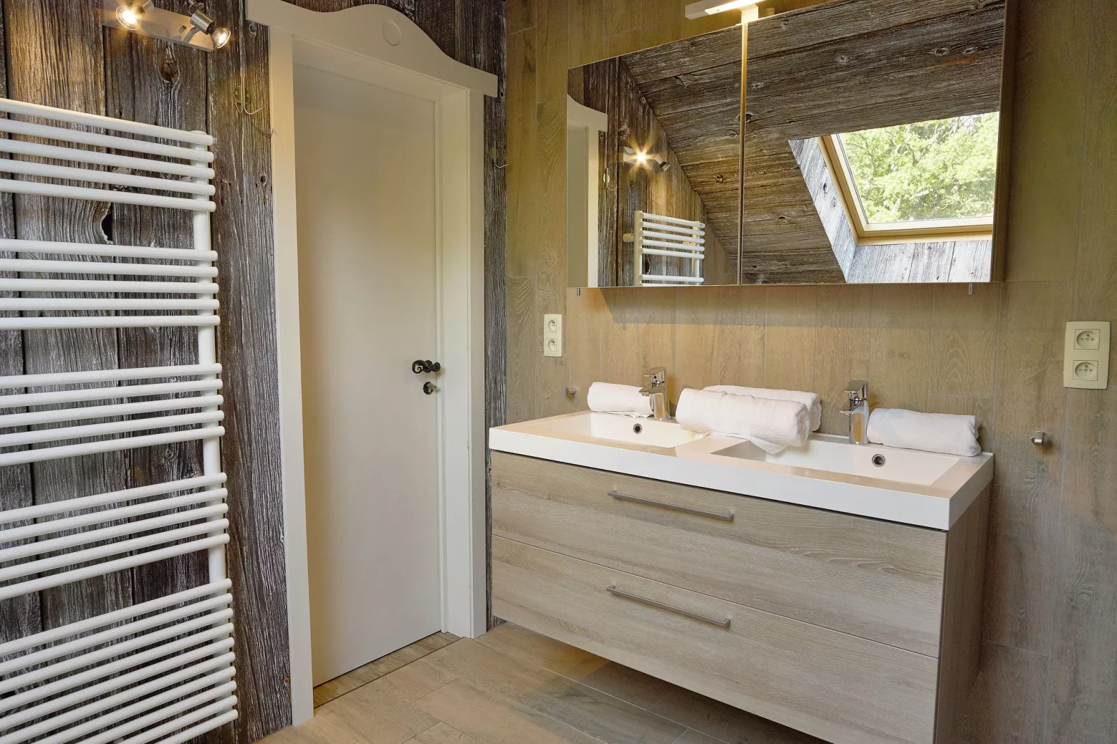 The Wood-Stone Cottage-Badezimmer