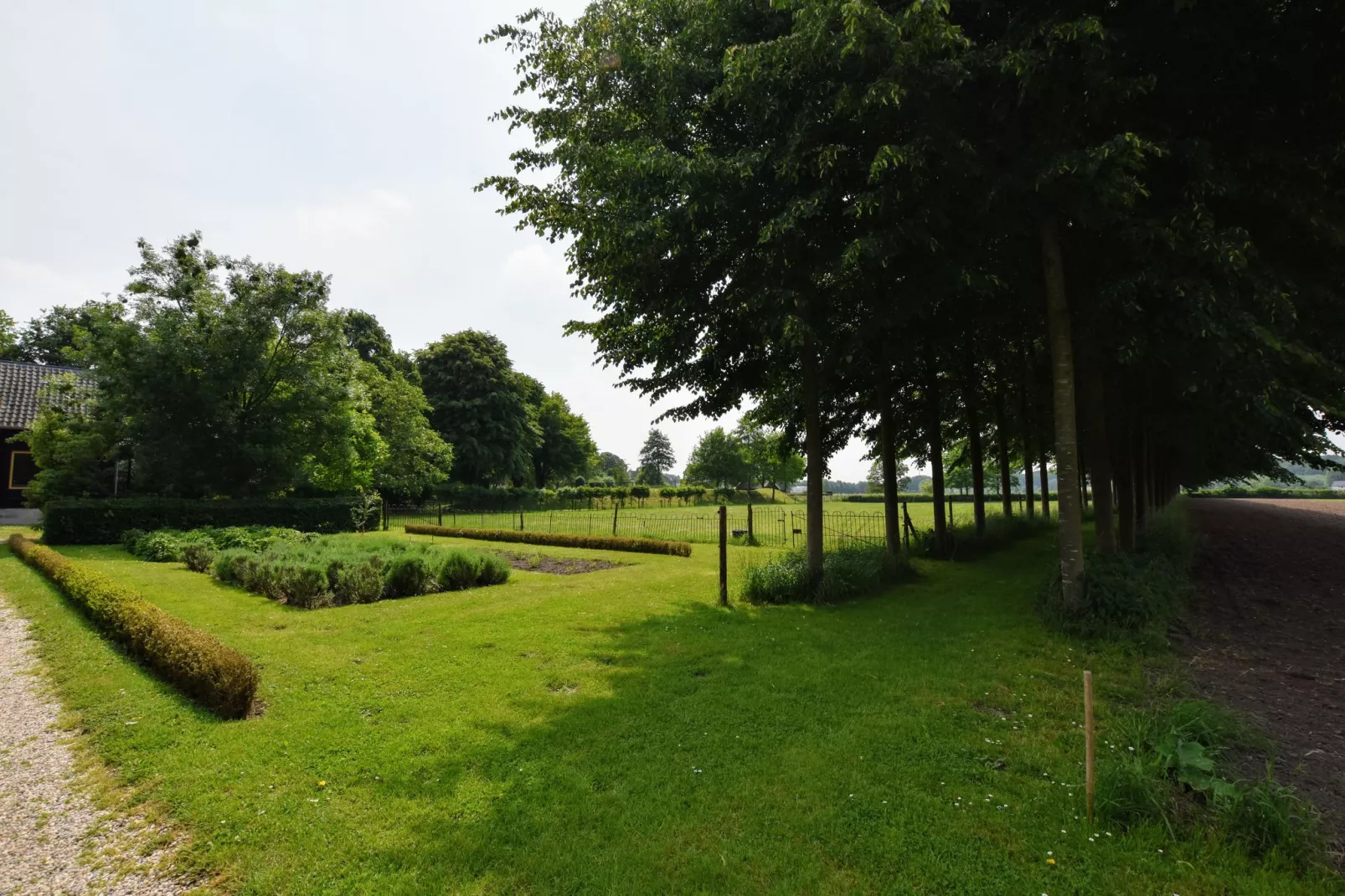 Koetshuis 't Geyn-Landgoed Noordenhoek-Gardens summer