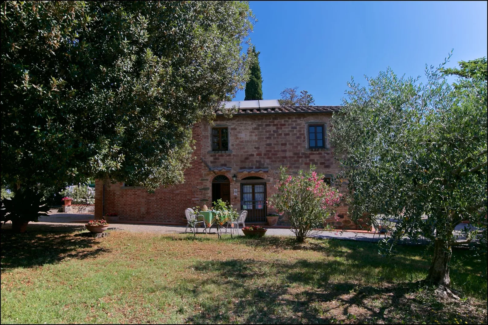 Leccio - Exterior in summer