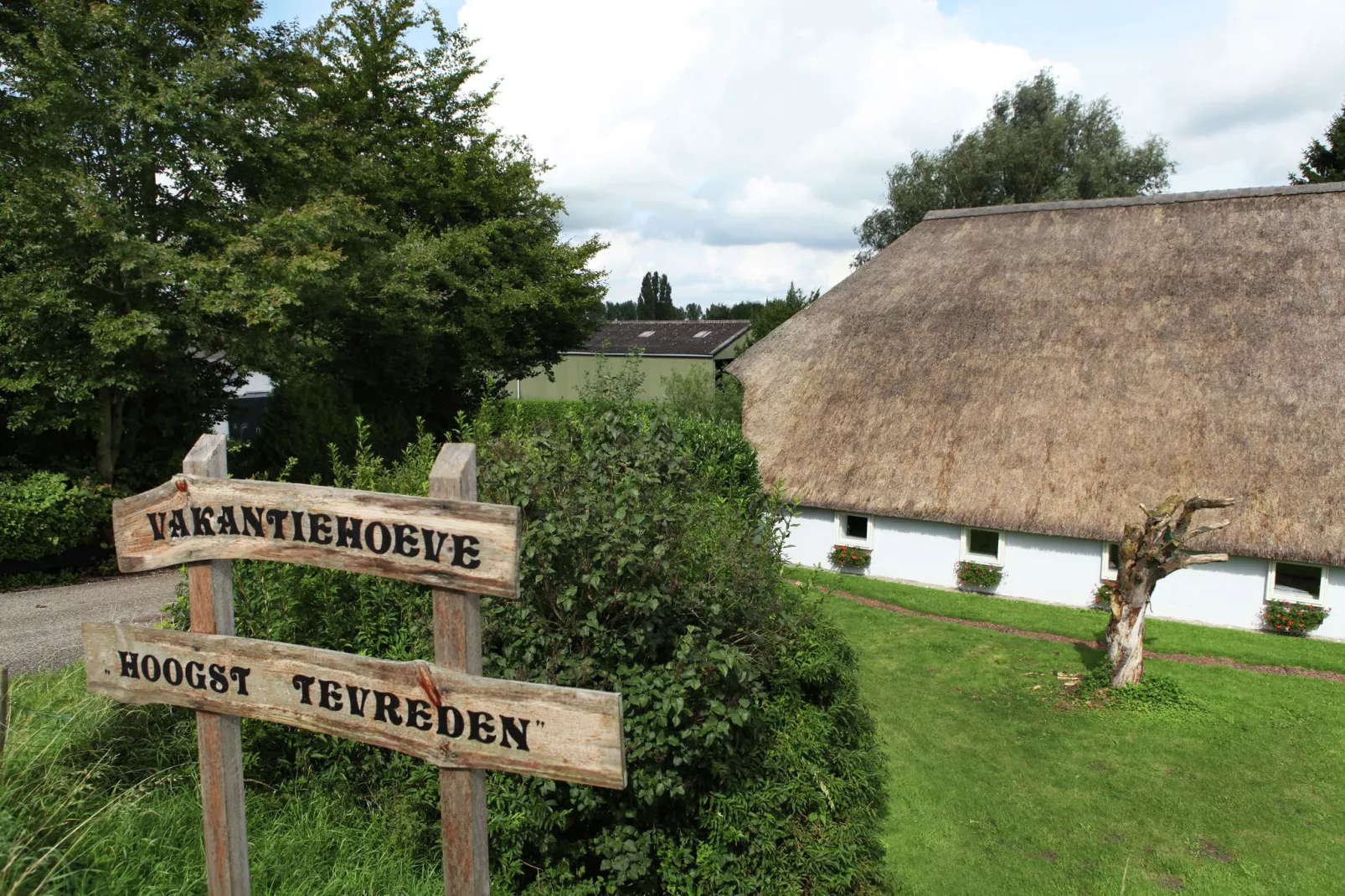 Hoeve Hoogst Tevreden-Exterior summer