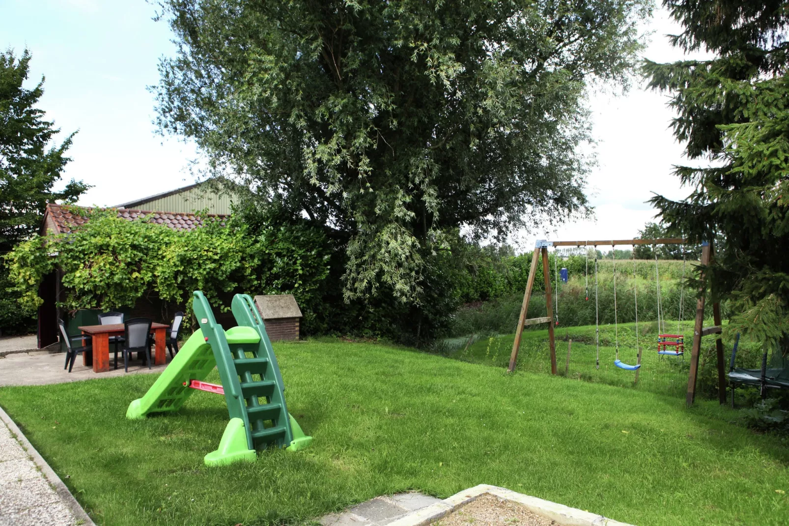 Hoeve Hoogst Tevreden-Gardens summer