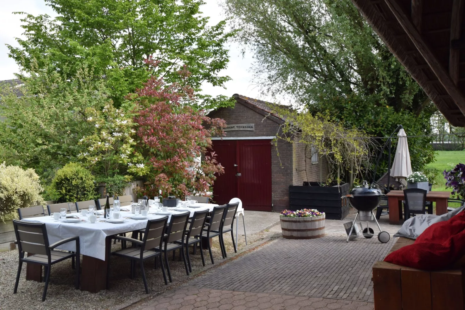 Hoeve Hoogst Tevreden-Gardens summer