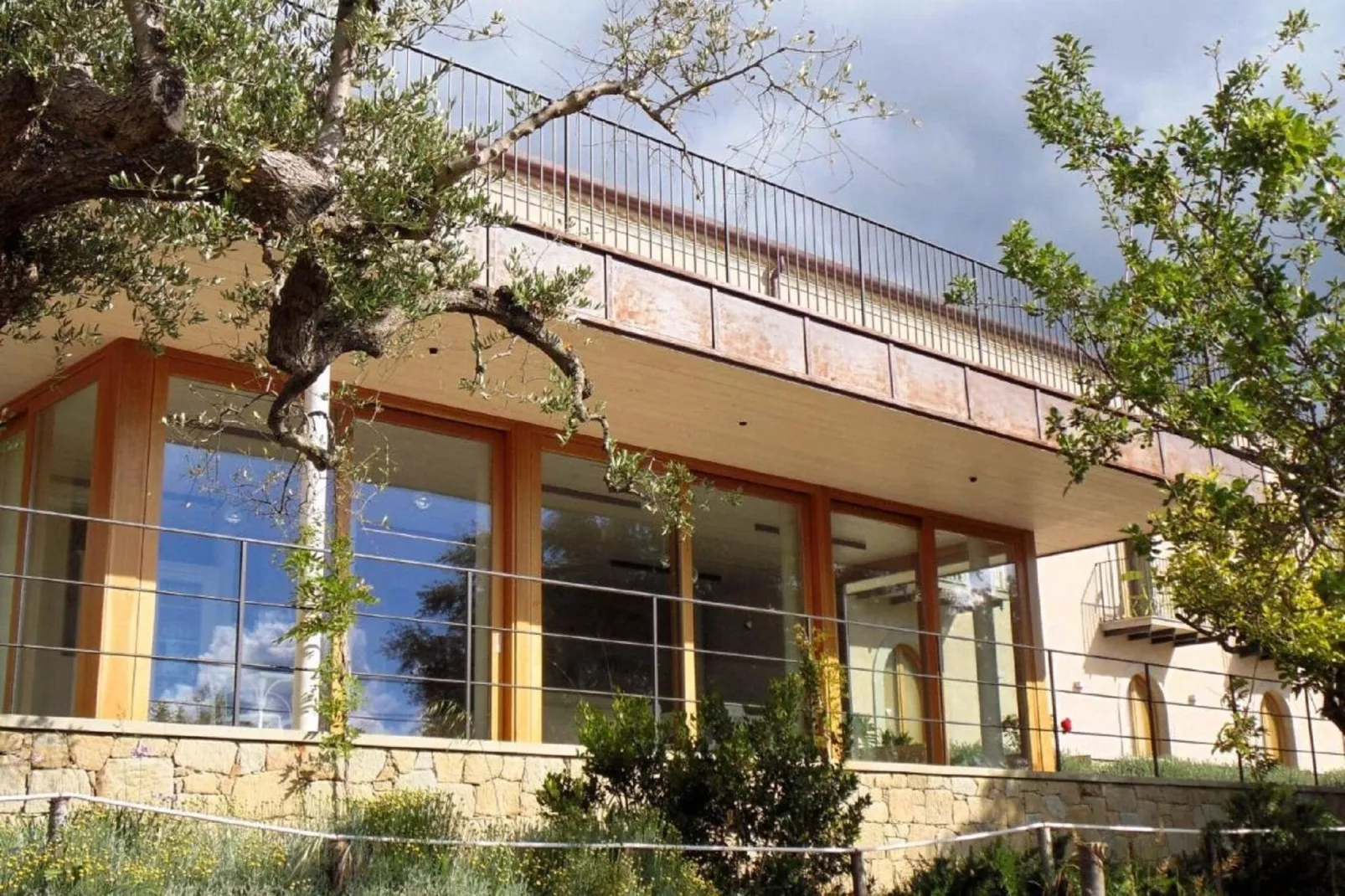 Hotel Alimunera - Exterior in summer