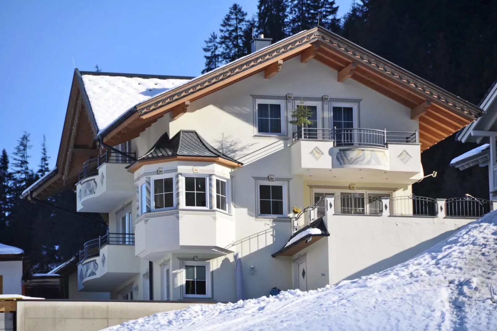 Apartment Primavera-Exterior winter