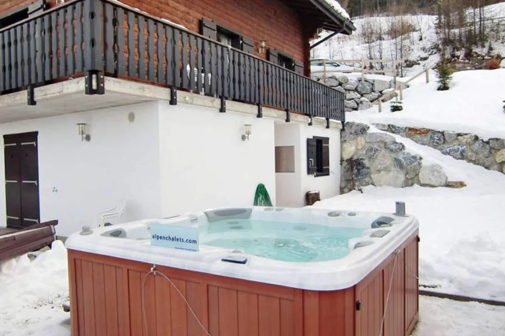 Les Etoiles-Exterior winter