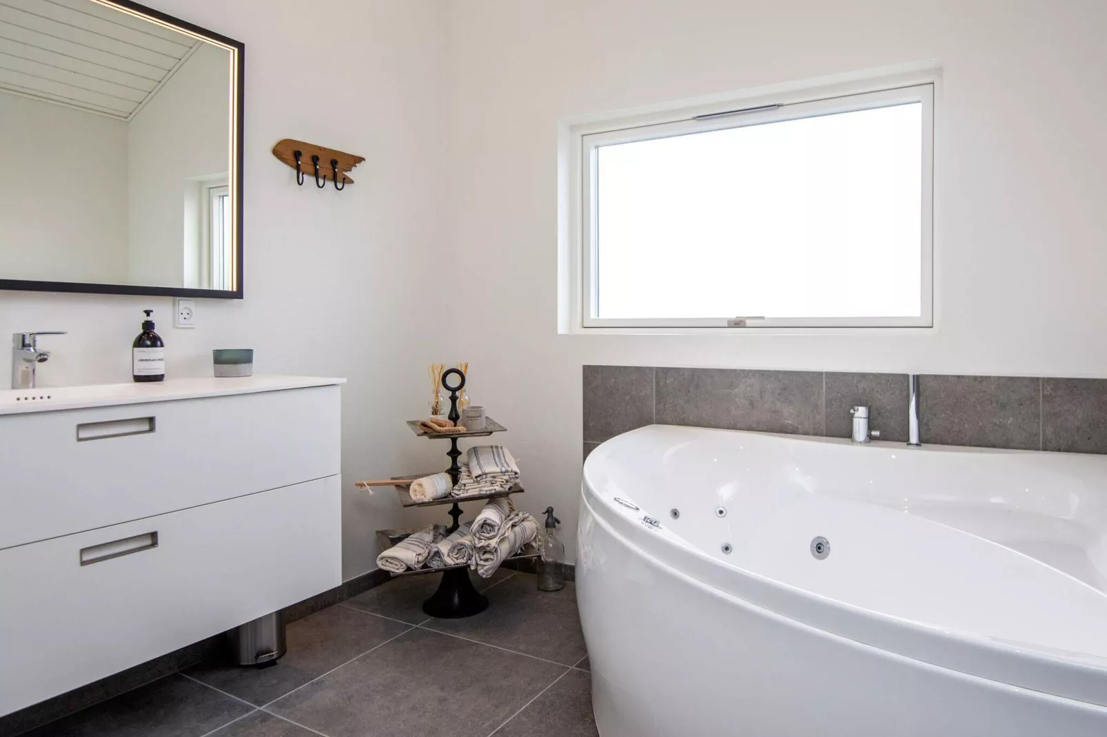 Stylish Lakeview Retreat-By Traum-Spa