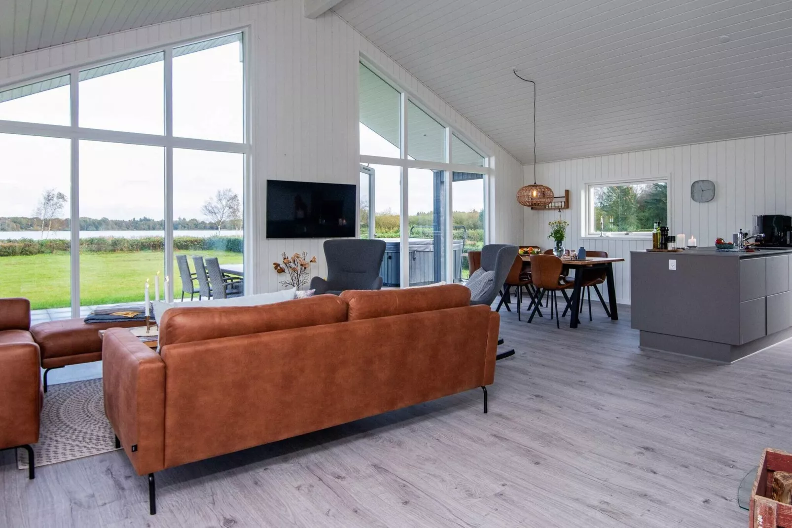Stylish Lakeview Retreat-By Traum-Indoor