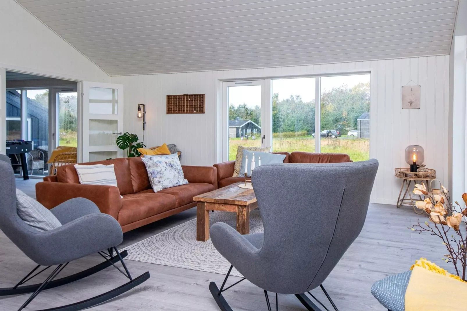 Stylish Lakeview Retreat-By Traum-Indoor