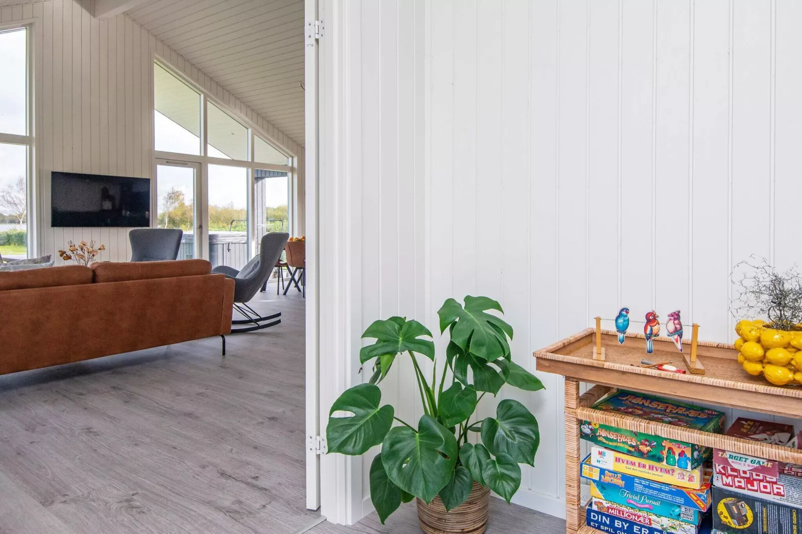Stylish Lakeview Retreat-By Traum-Indoor
