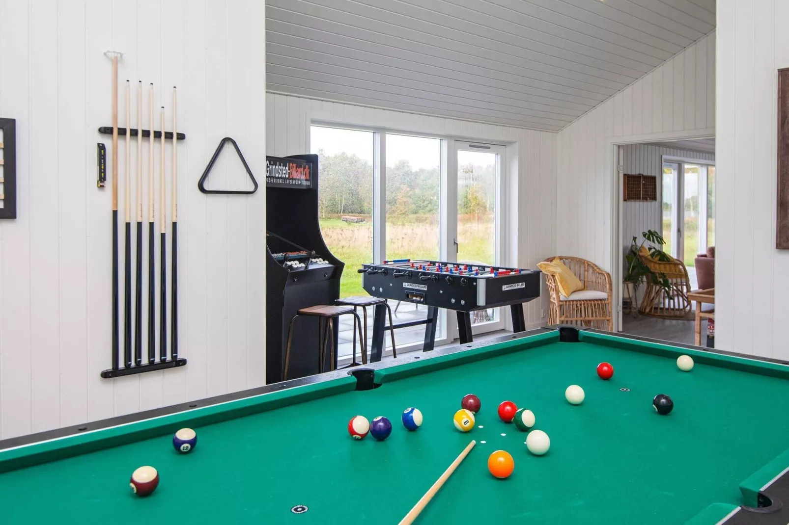 Stylish Lakeview Retreat-By Traum-Indoor
