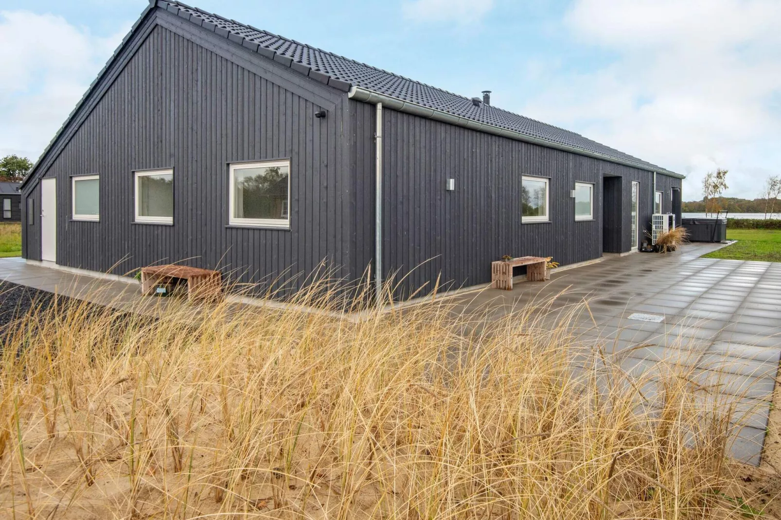 Stylish Lakeview Retreat-By Traum-View
