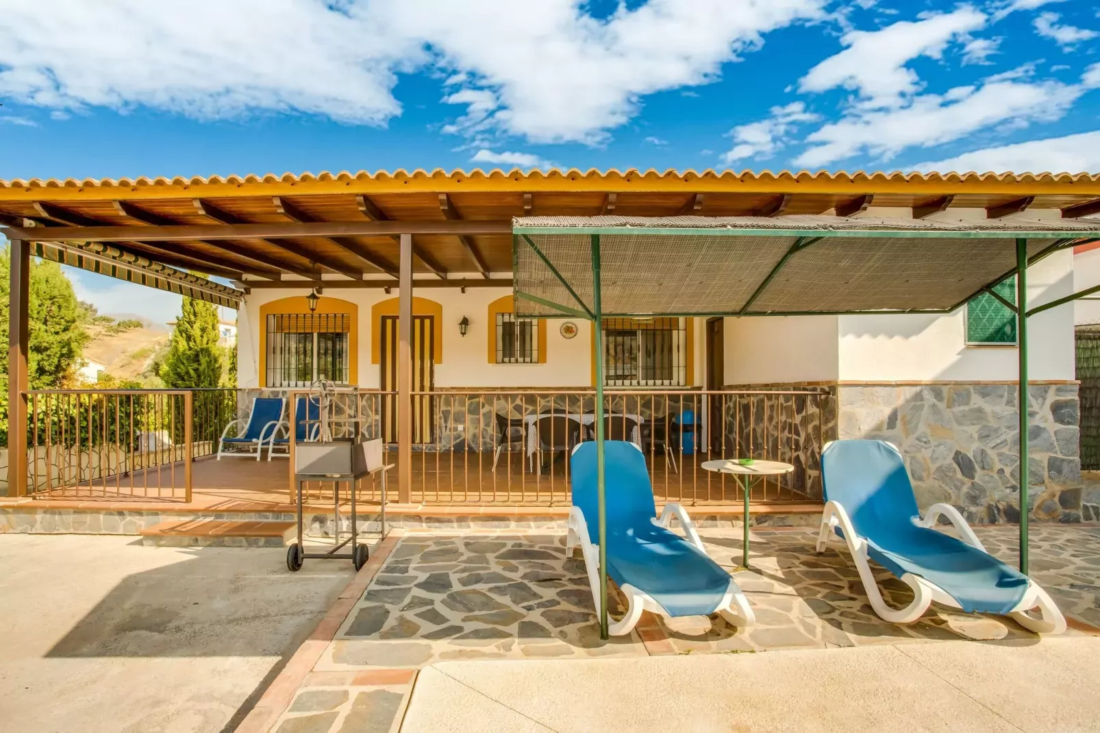 La Vista-Exterior summer