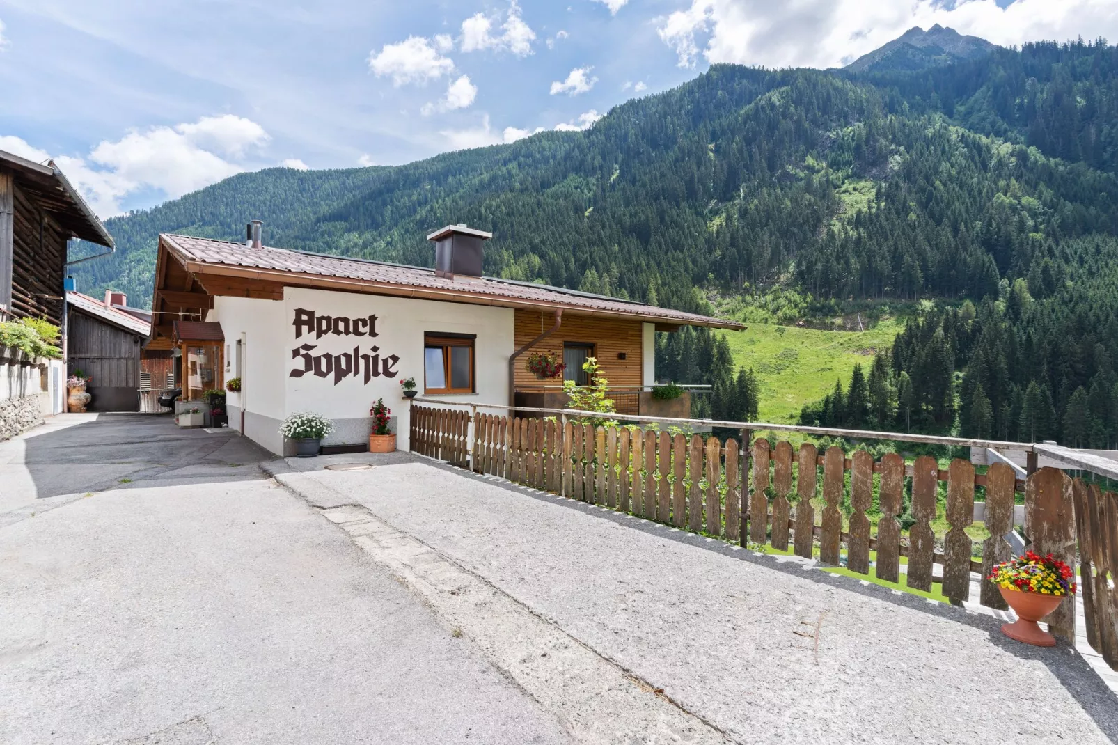 Sophie-Exterior summer