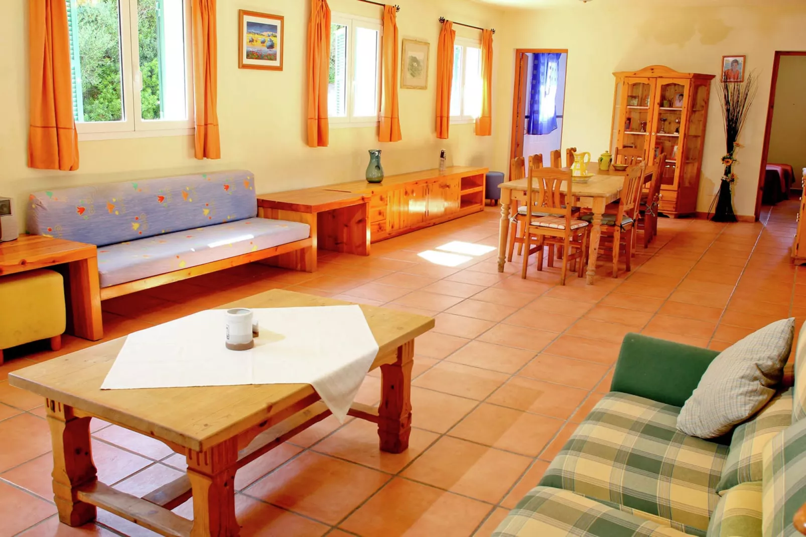 Canyar Enzell-Living room