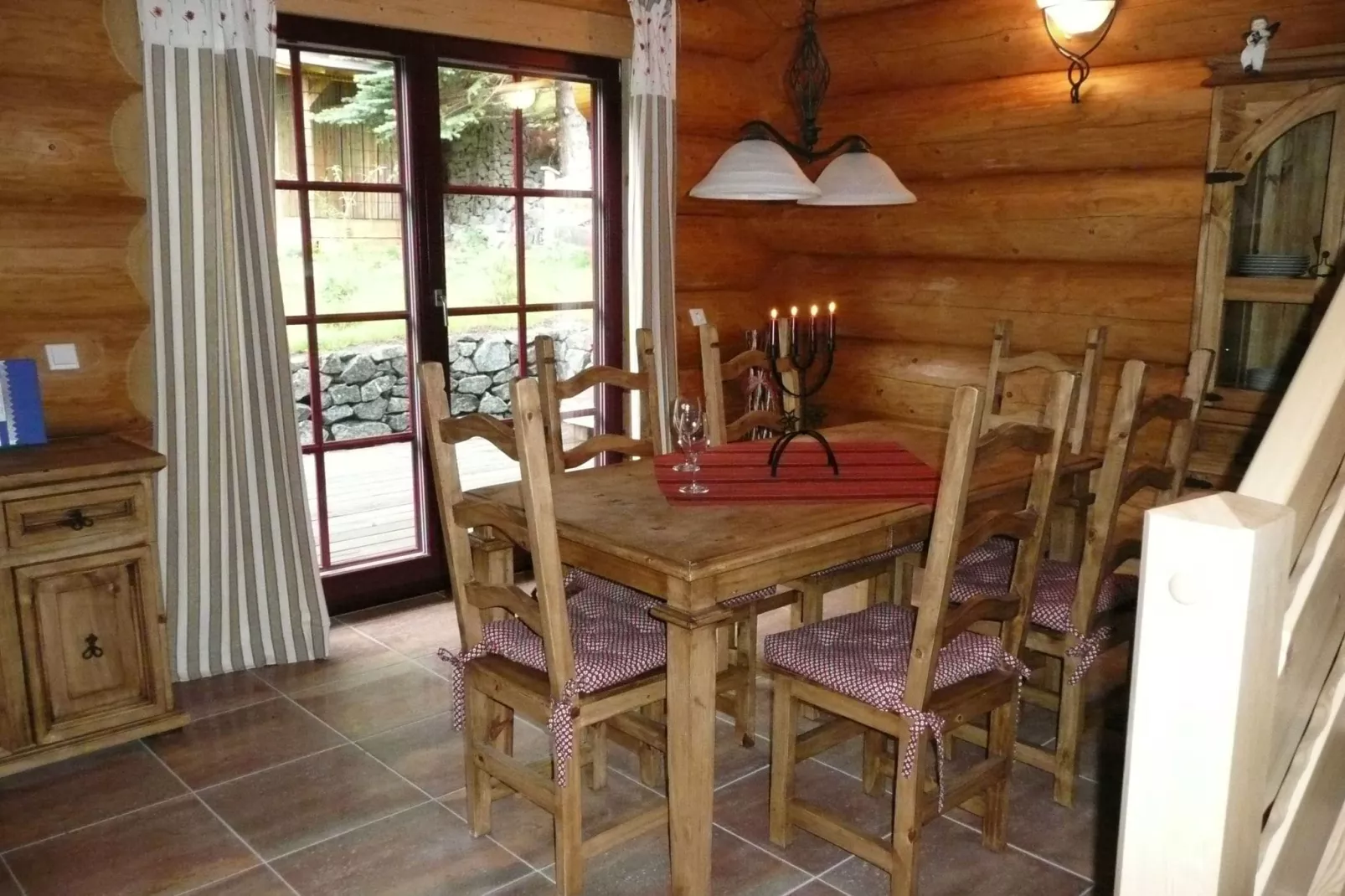 Naturstammhaus-Wohnzimmer