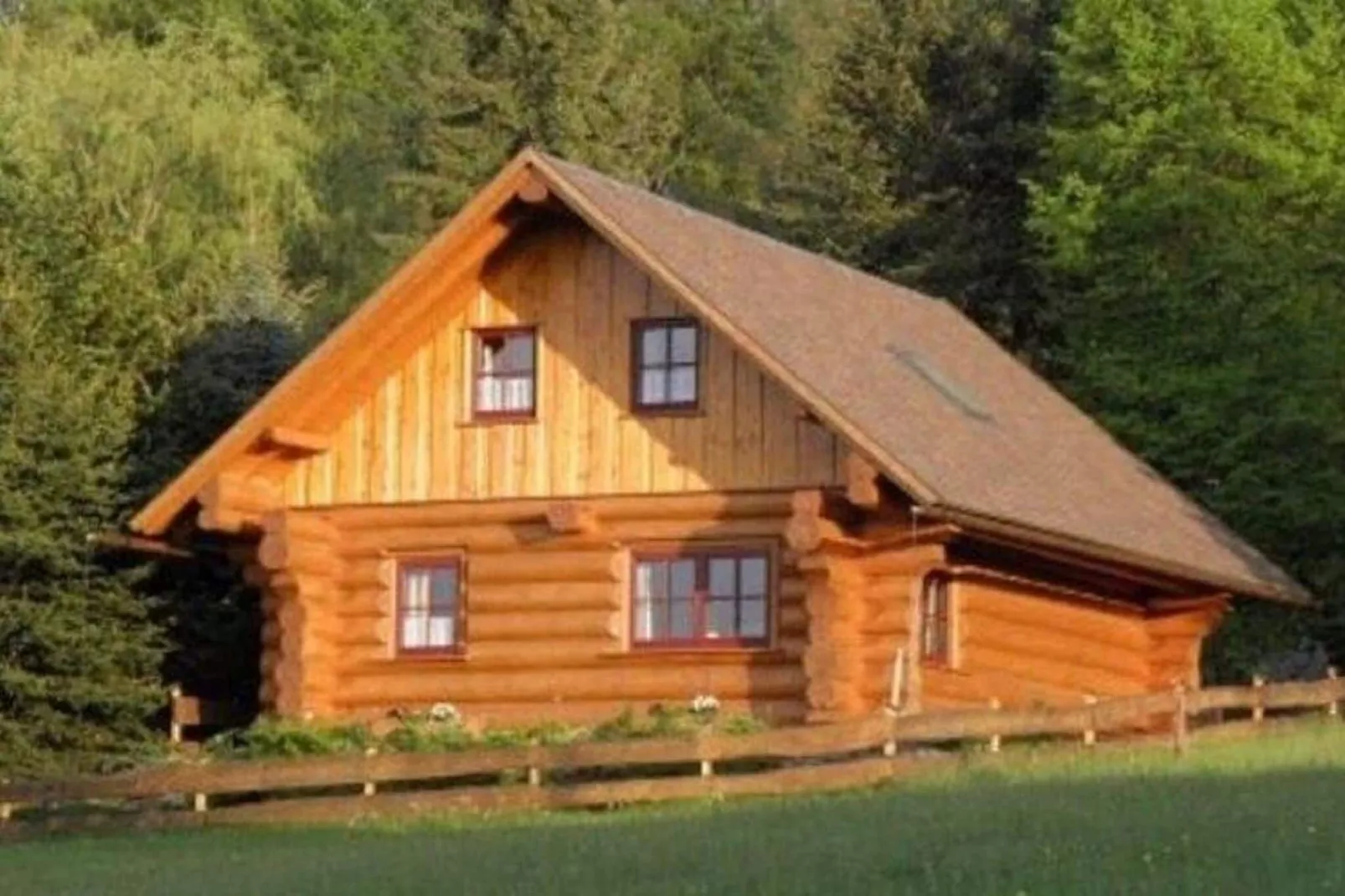 Naturstammhaus-Außenbereich Sommer