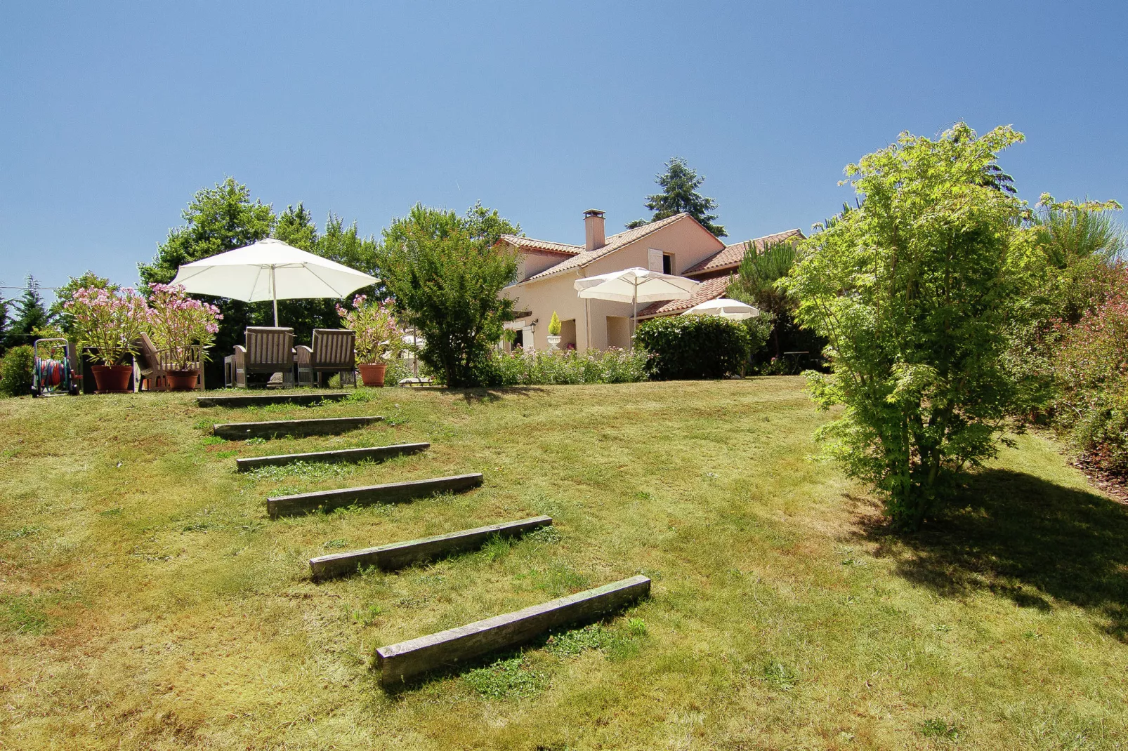 La Haute Prèze 34 près de la Dordogne-Gärten Sommer