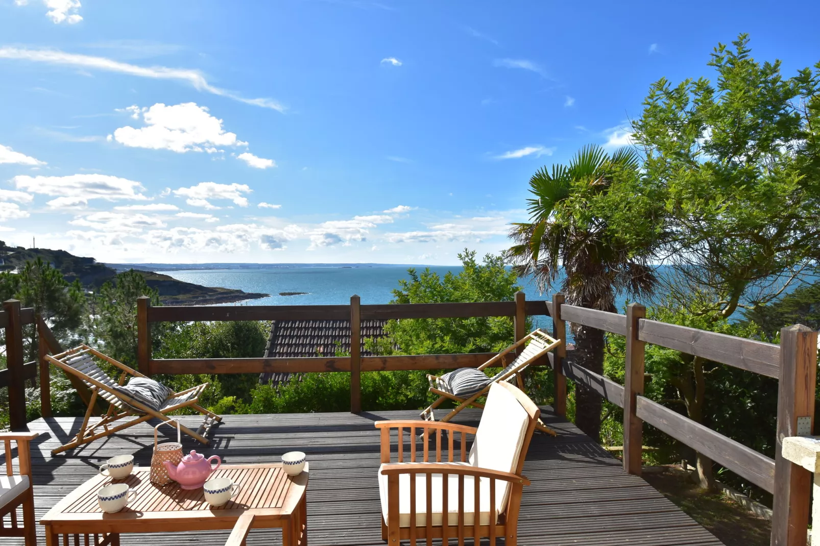 Malerisches Ferienhaus in Fermanville in Meeresnähe-Terrassenbalkon