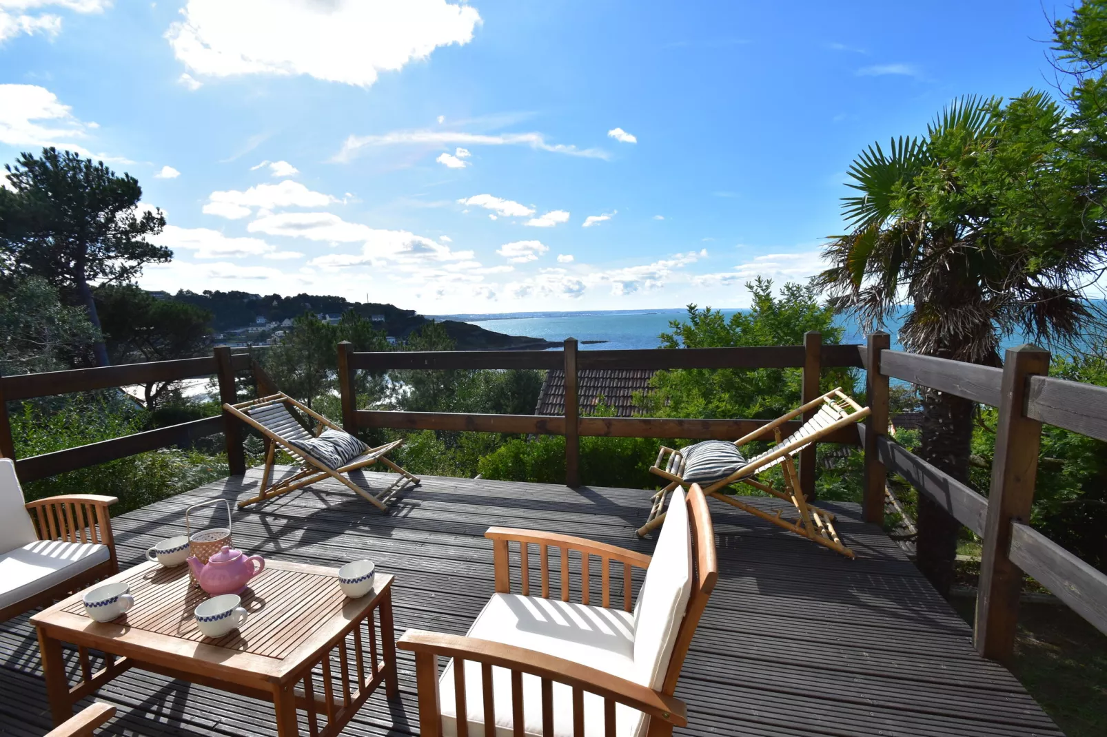 Malerisches Ferienhaus in Fermanville in Meeresnähe-Terrassenbalkon