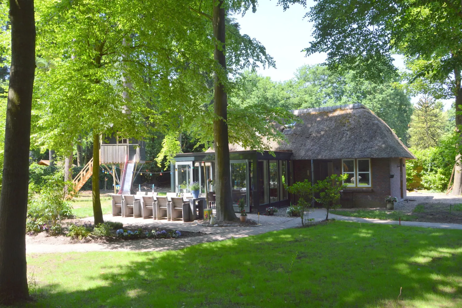 Uilennest-Exterior summer