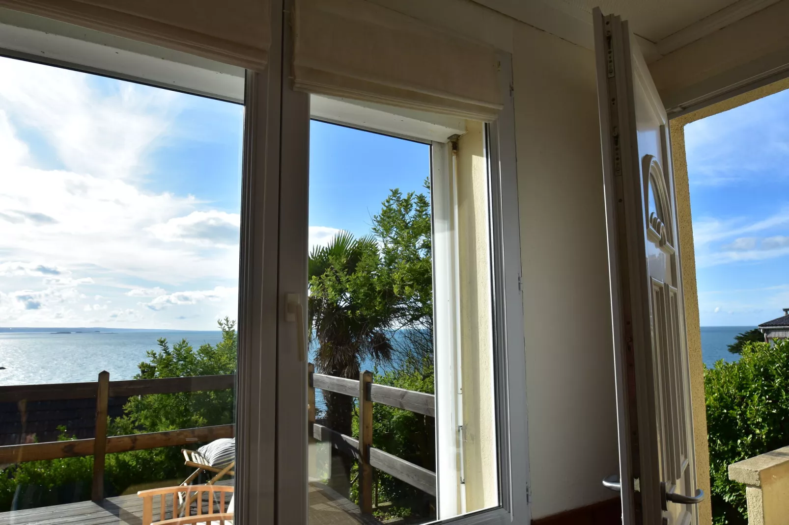 Malerisches Ferienhaus in Fermanville in Meeresnähe-Terrassenbalkon