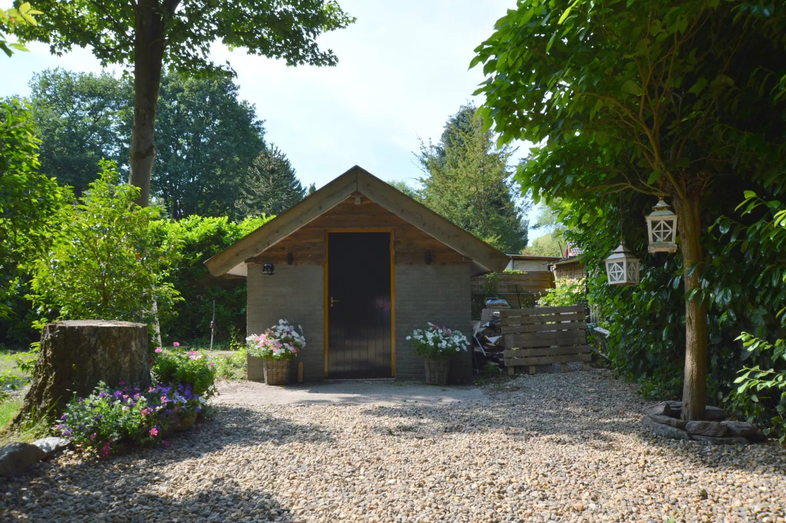 Uilennest-Exterior summer