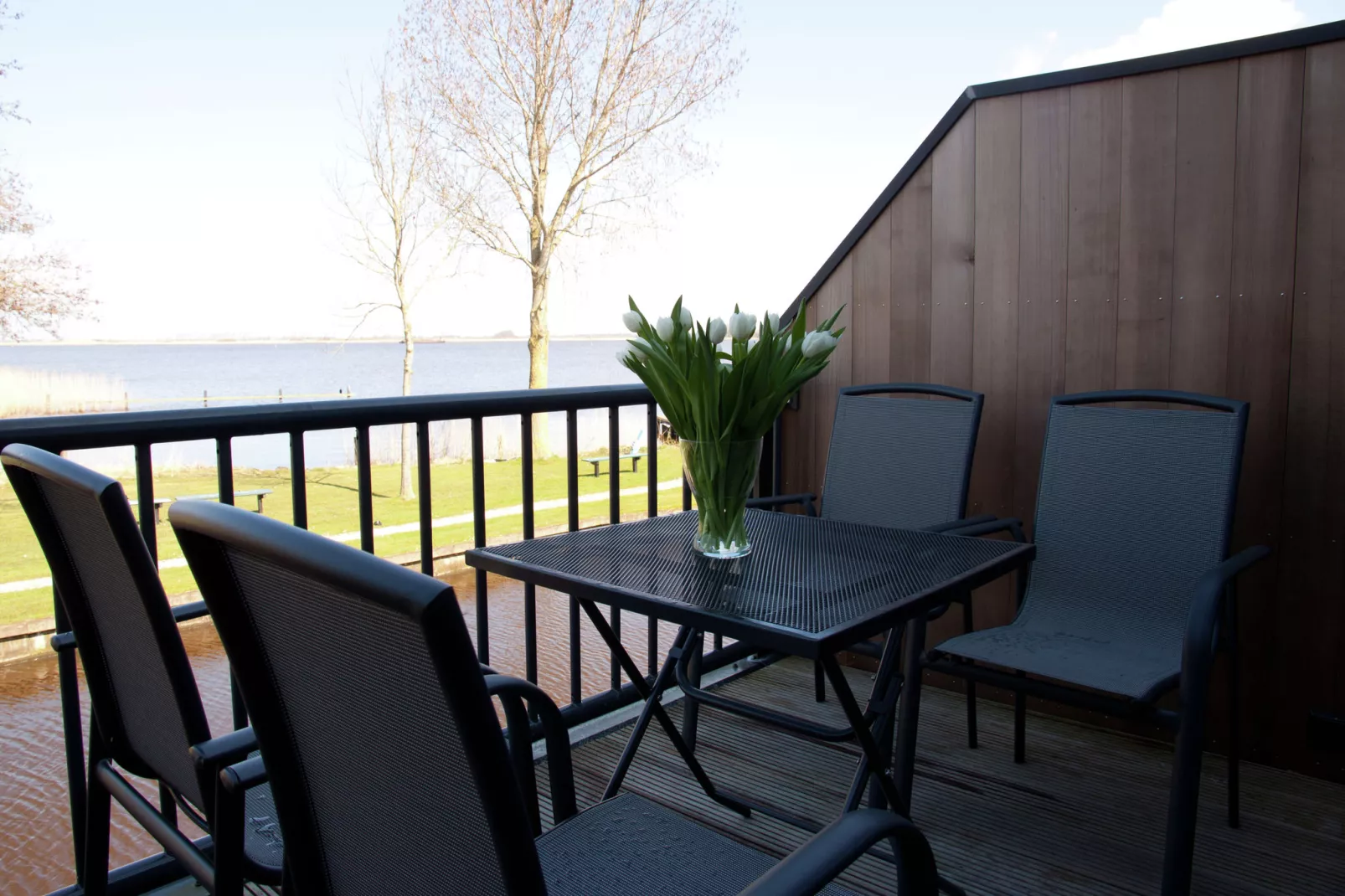 Aan de Friese Meren-Terrace balcony