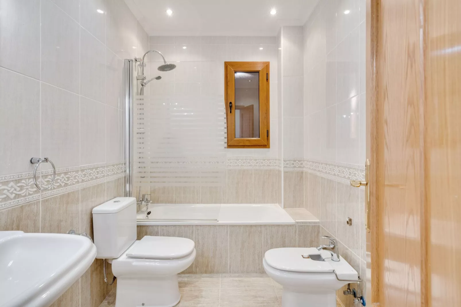 Castillo El Toro-Bathroom