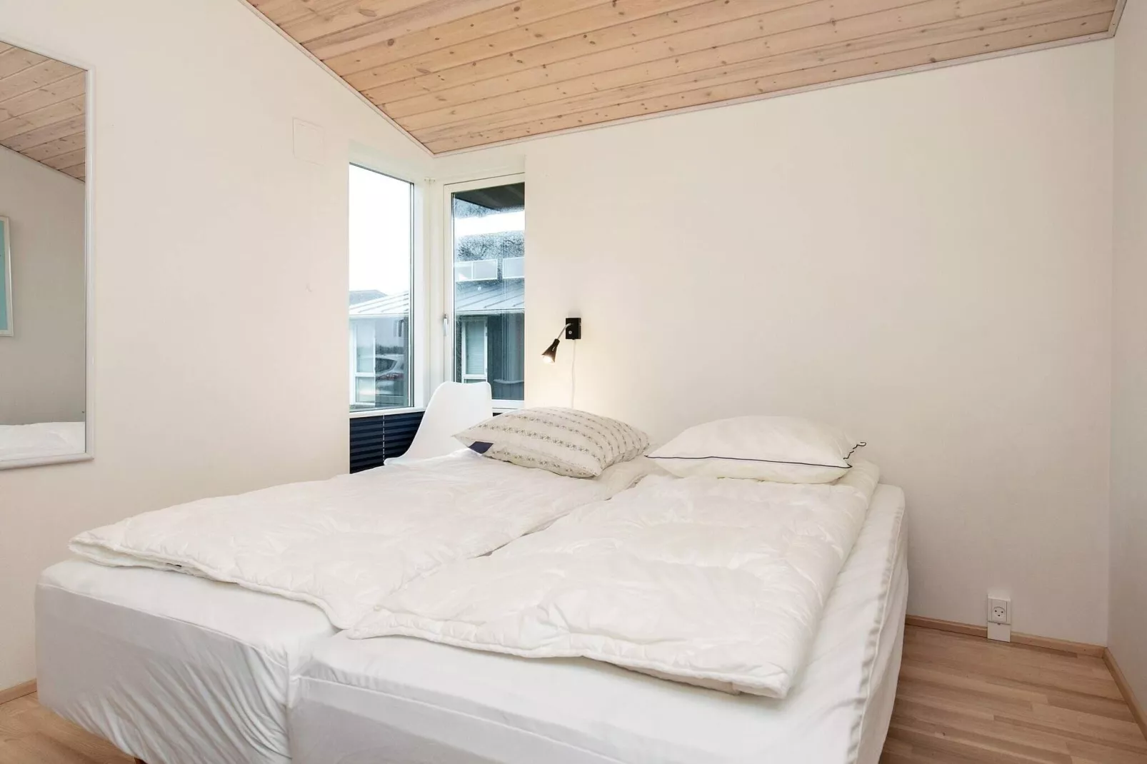 Tranquil Cottage Retreat-By Traum-Indoor