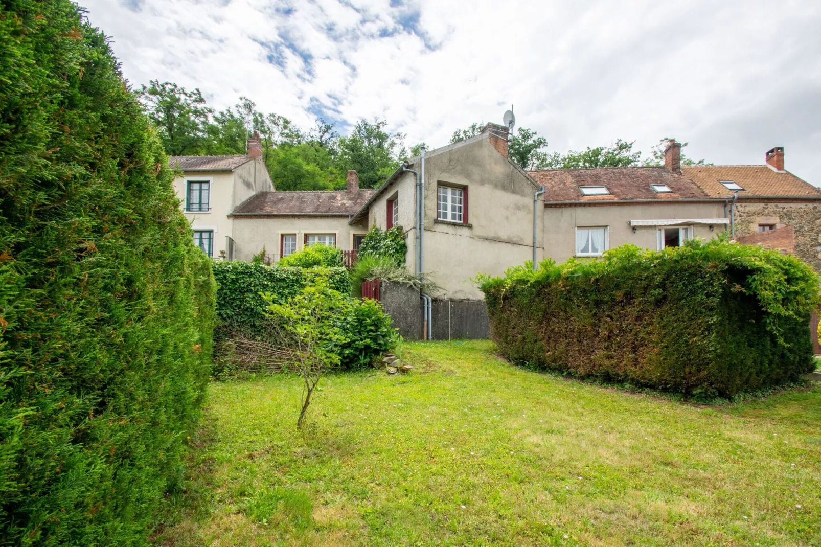 Gîte Calvaire - Hérisson-Gardens summer