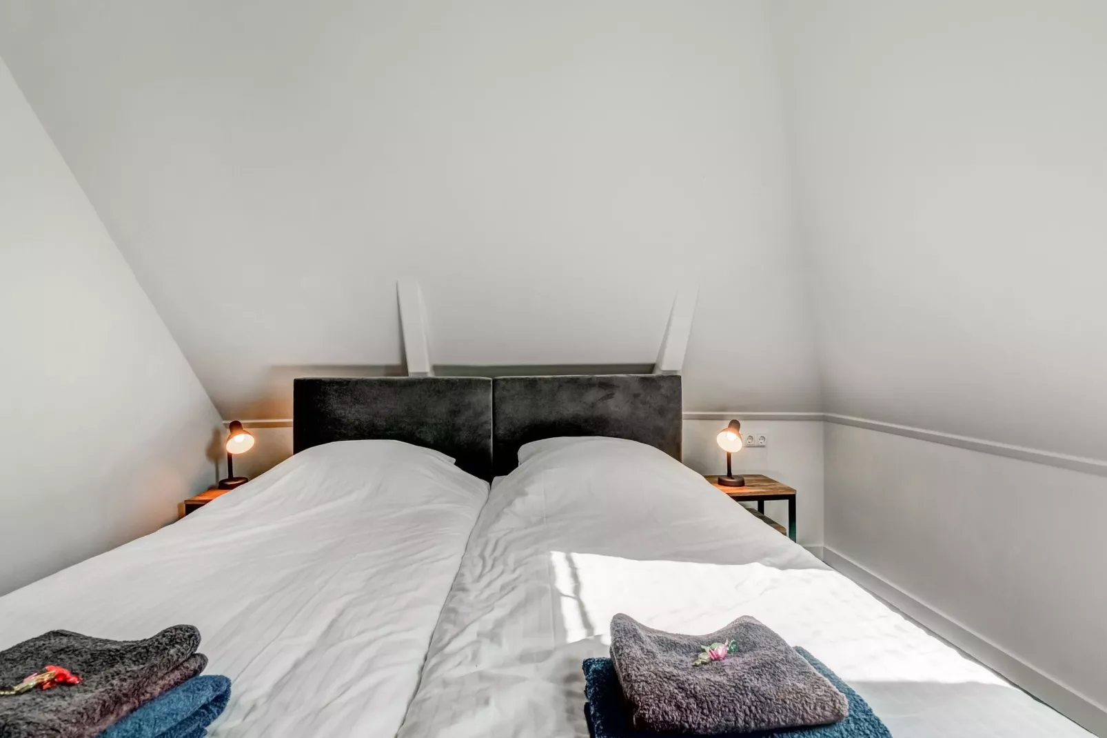 Boerderij Koatstertille-Bedroom