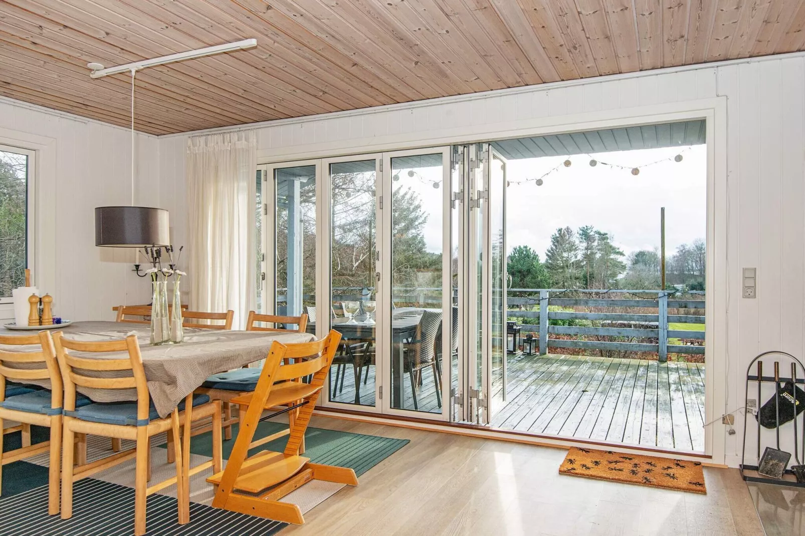 Sunny Hillside Cottage-By Traum-Indoor