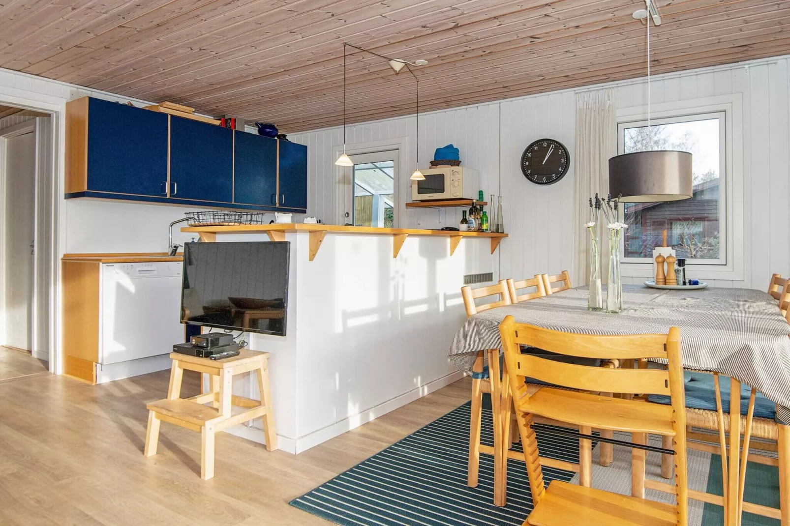 Sunny Hillside Cottage-By Traum-Indoor