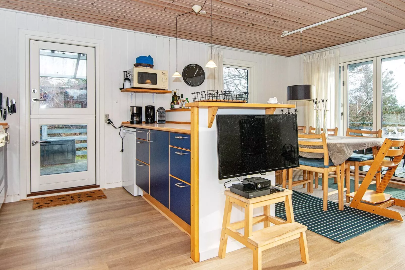 Sunny Hillside Cottage-By Traum-Indoor