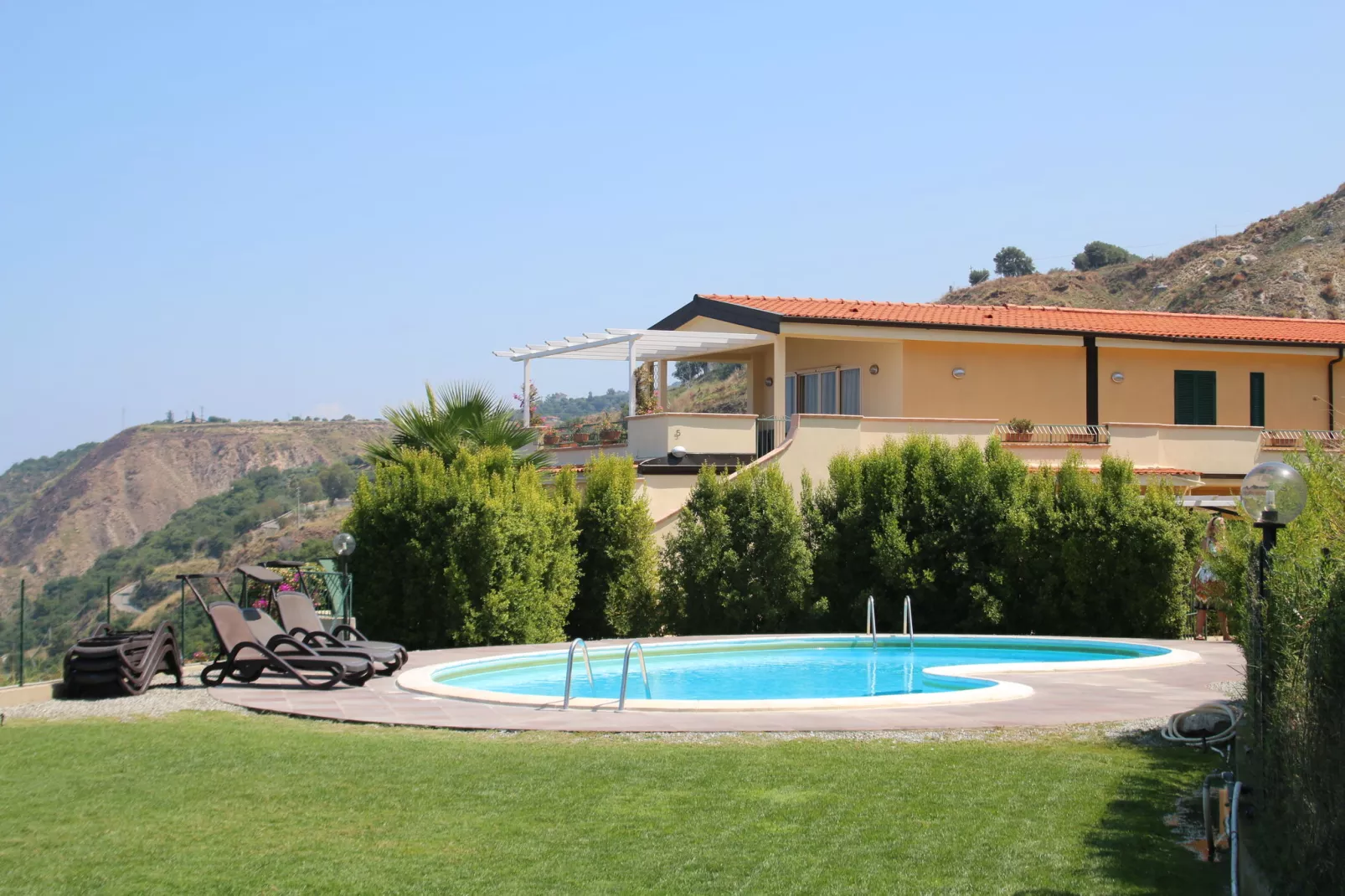 Bottone-Exterior summer