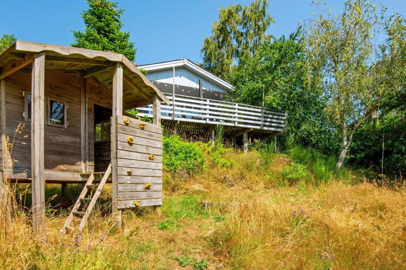 Sunny Hillside Cottage-By Traum-View