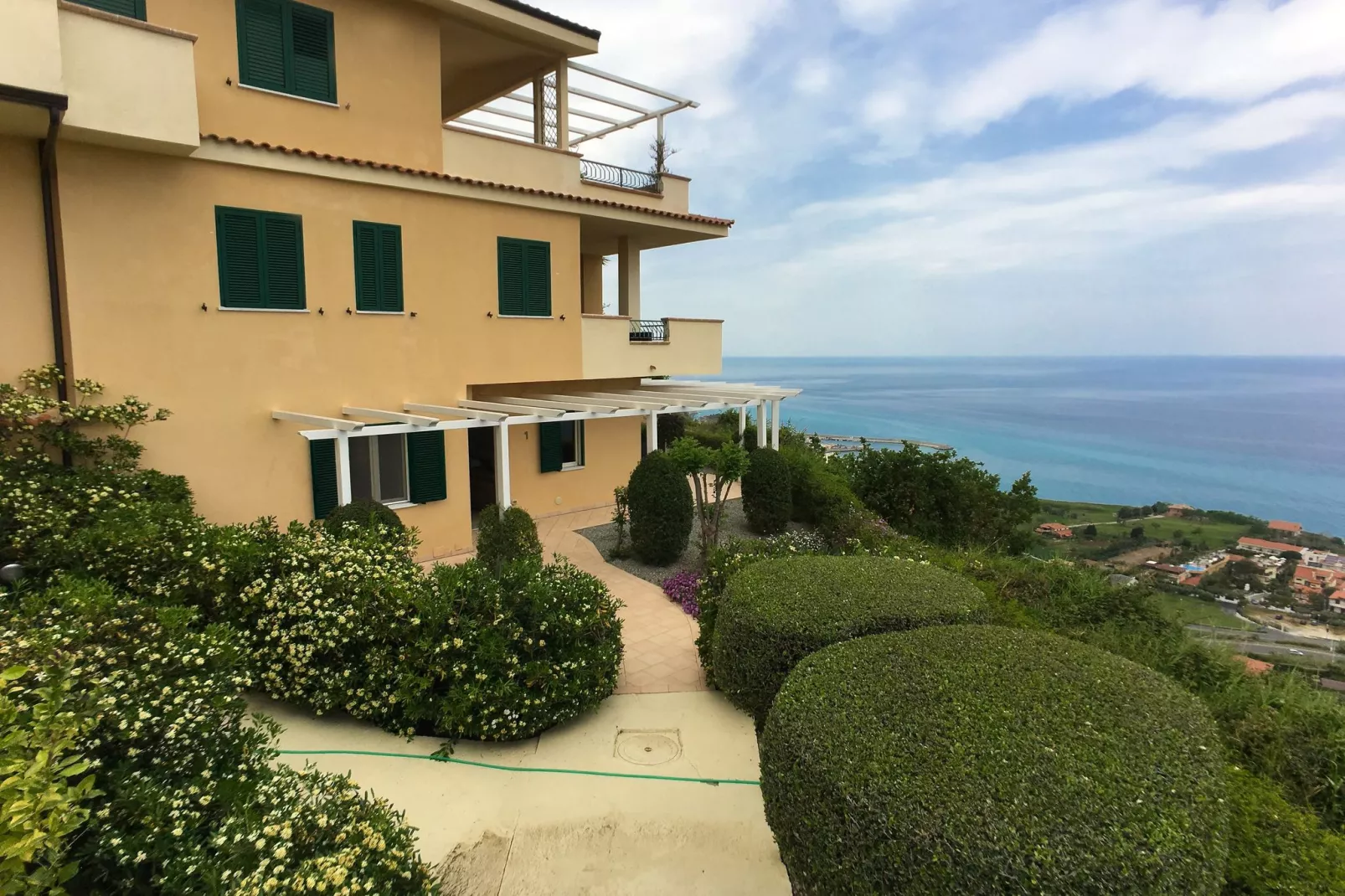 Bottone-Exterior summer
