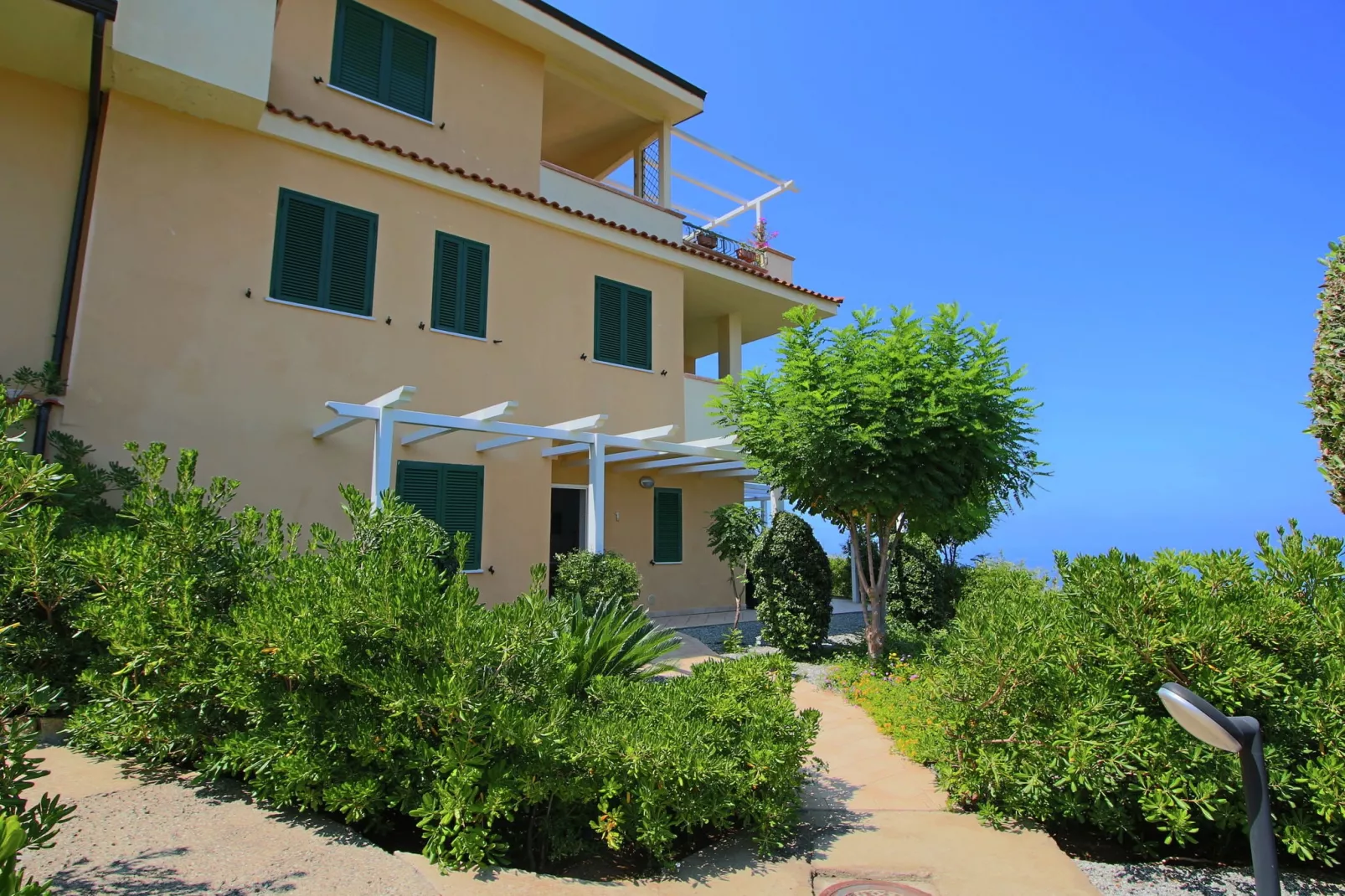 Bottone-Exterior summer