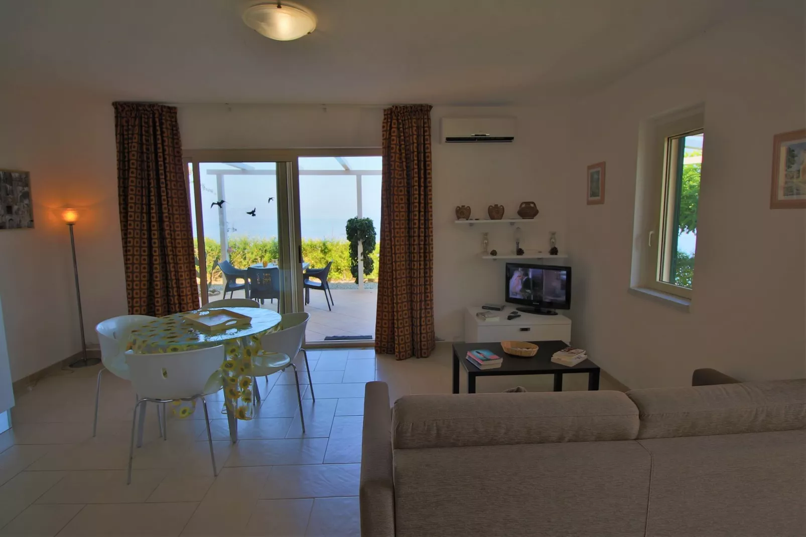 Bottone-Living room