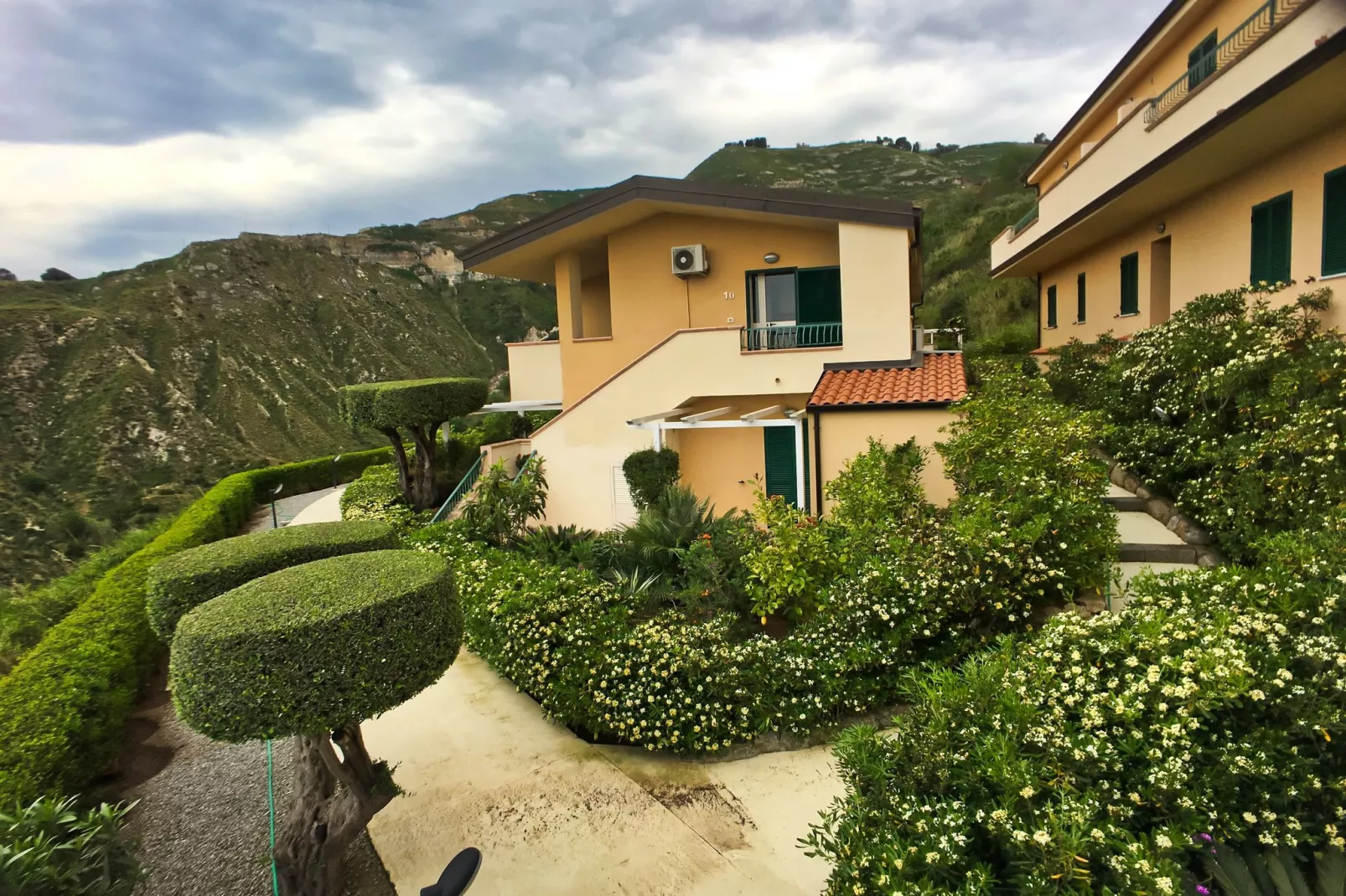 Lunedi-Exterior summer