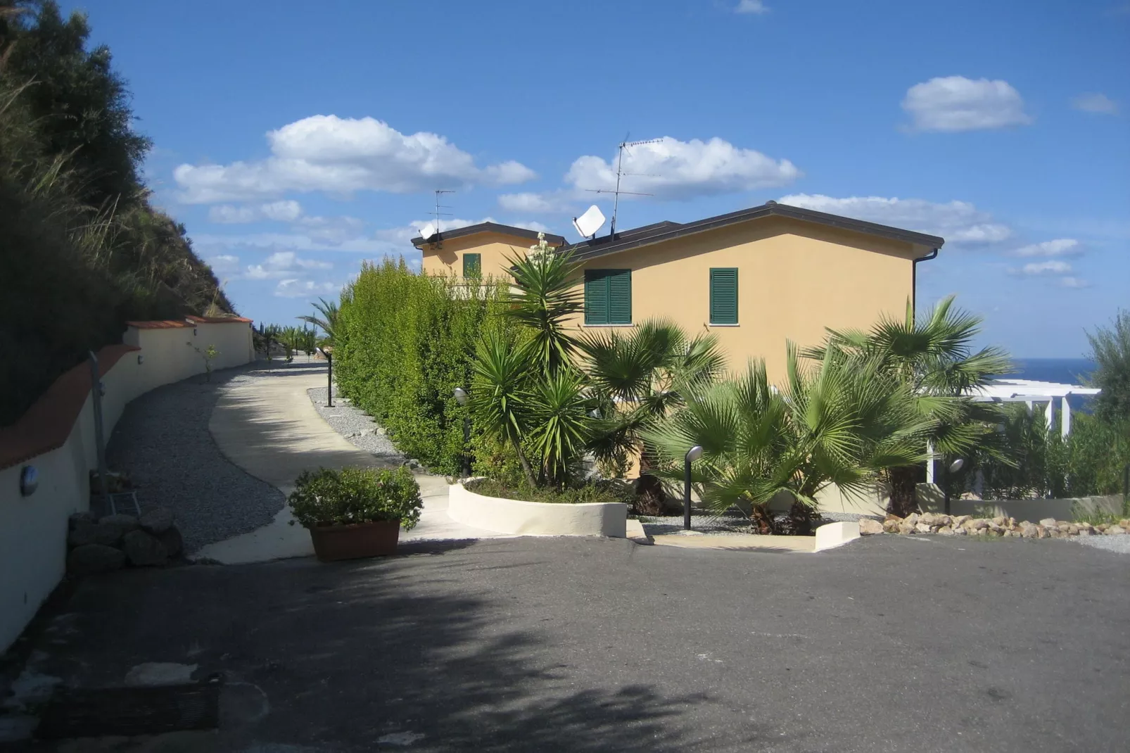 Lunedi-Exterior summer