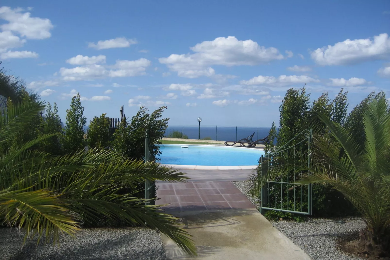 Lunedi-Pool