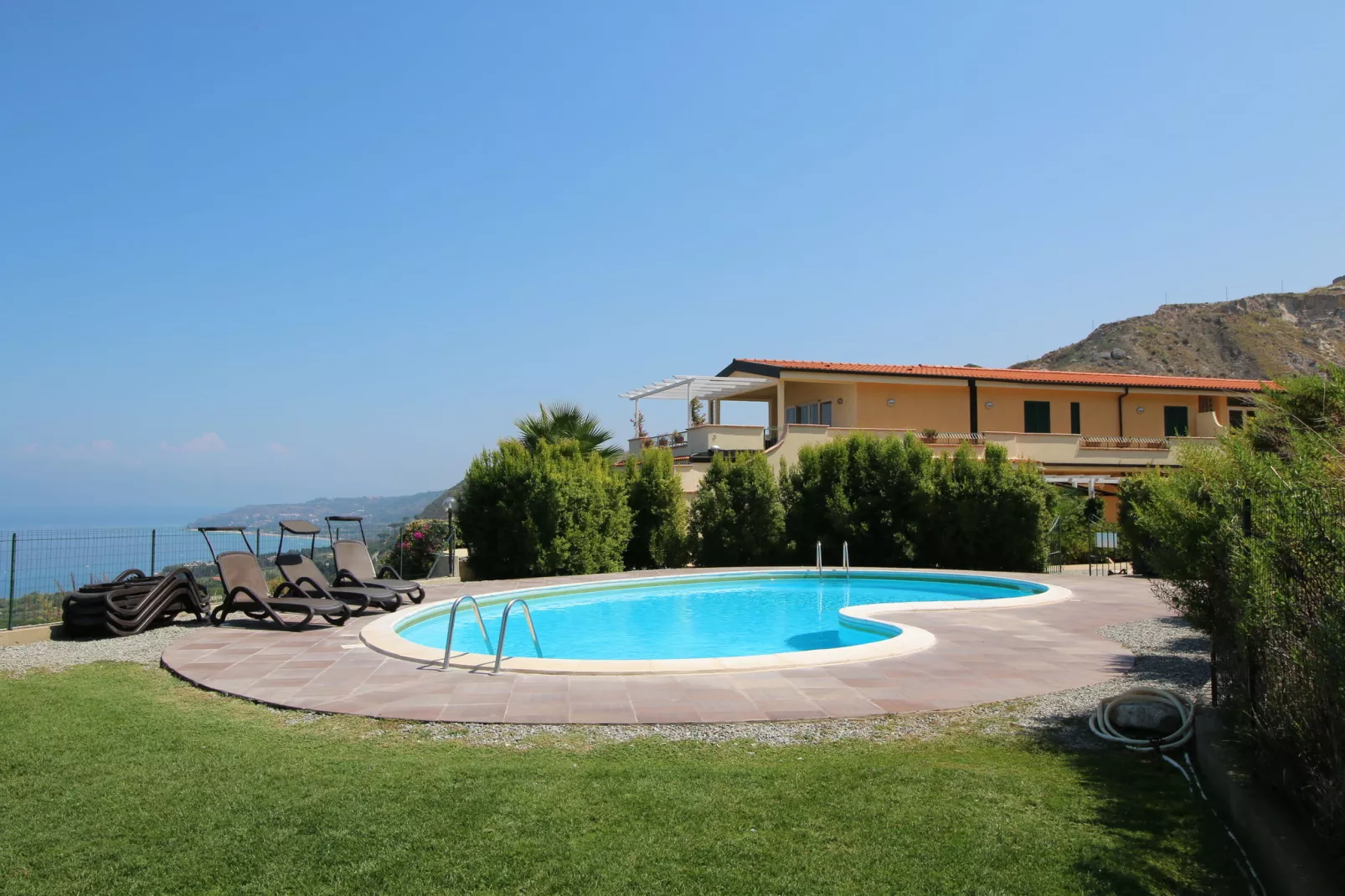 Lunedi-Pool
