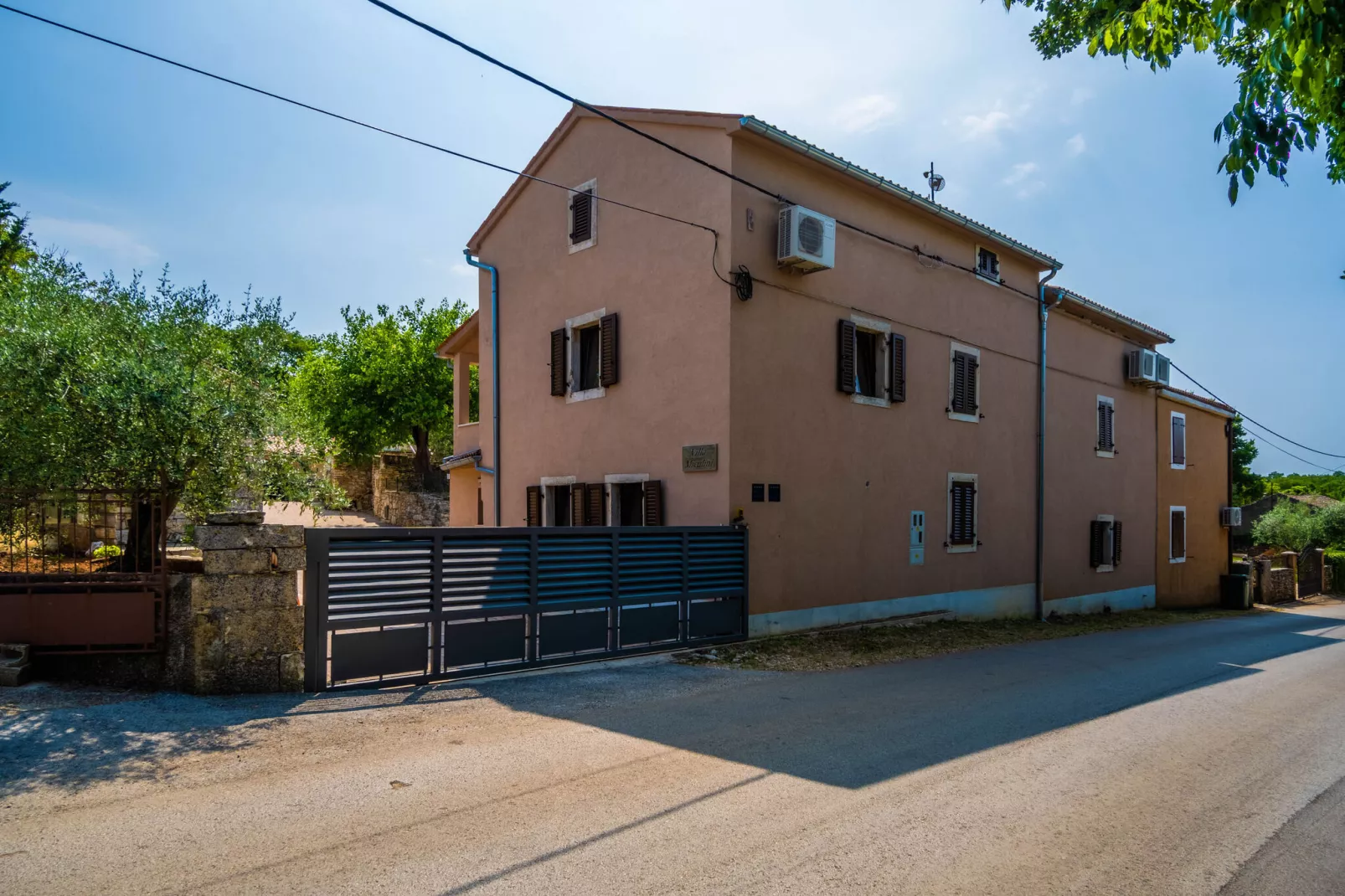 Elda-Exterior summer