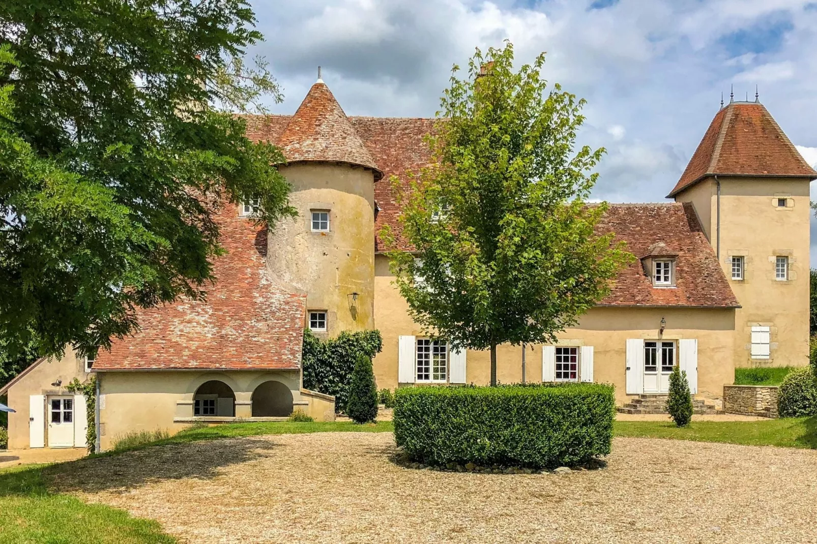 Un château en bordure de rivière-Exterior summer