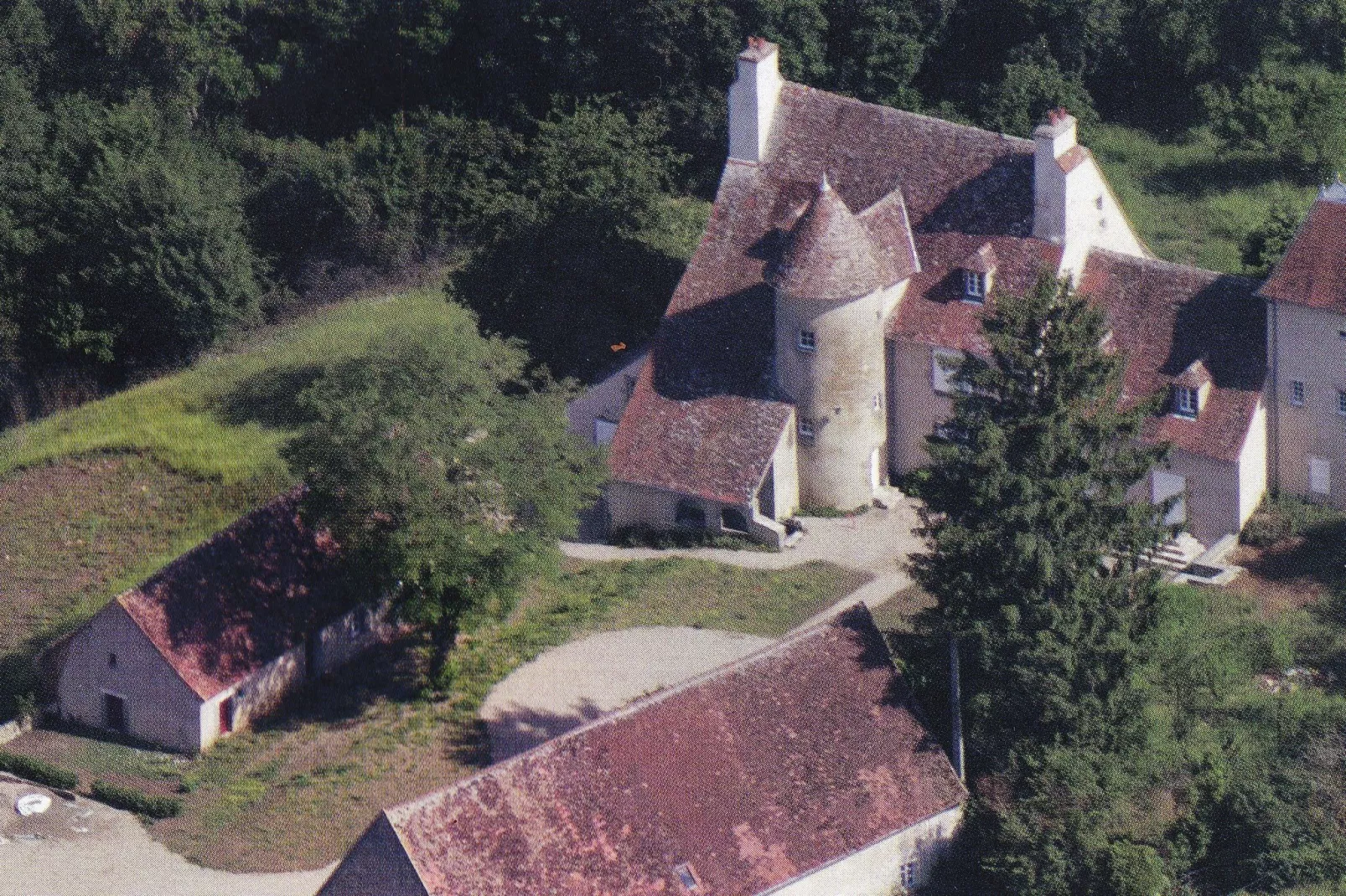 Un château en bordure de rivière-Exterior summer