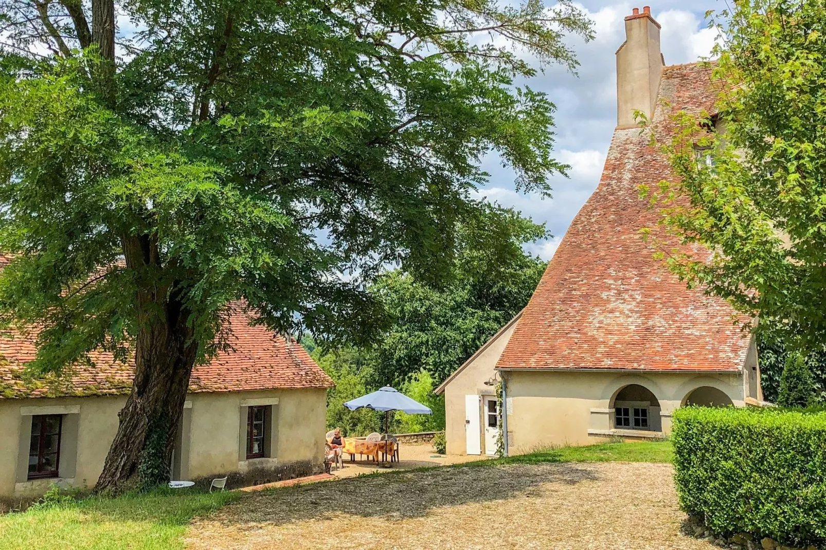 Un château en bordure de rivière-Exterior summer